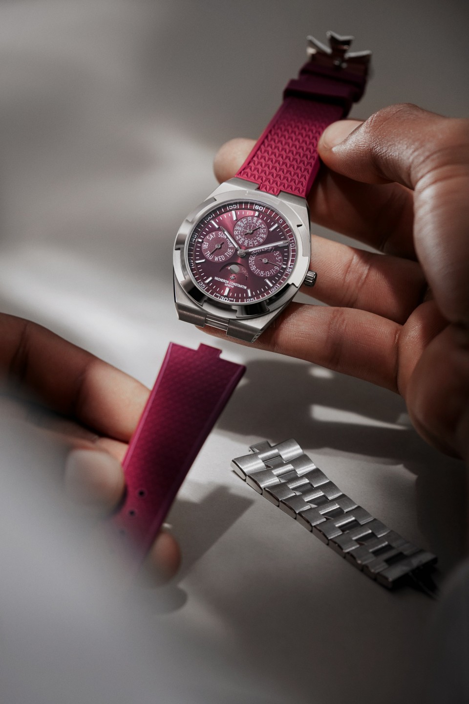 Alternative view - Lifestyle product photo - Watch - Overseas perpetual calendar ultra-thin - 41.5 mm White Gold with Rubber, White Gold straps