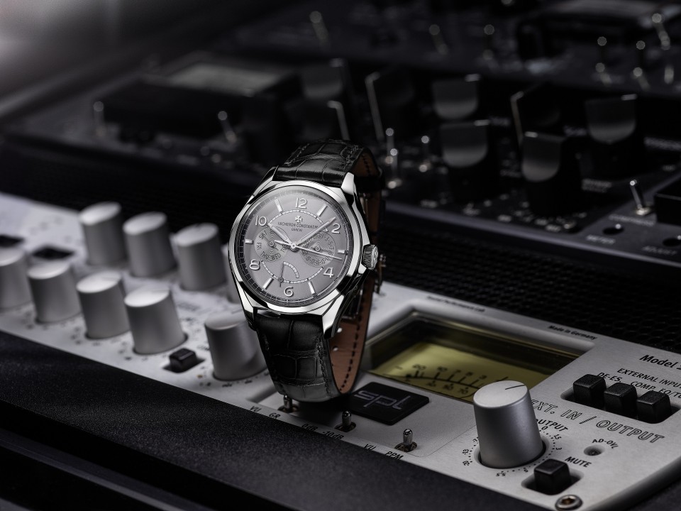 Close-up view - Packshot - Watch - Fiftysix day-date - 40 mm Steel with Alligator leather strap