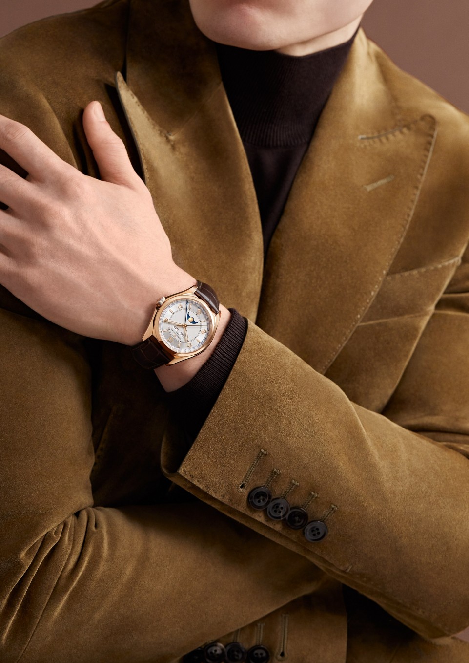  - Lifestyle product photo - Watch - Fiftysix complete calendar - 40 mm Pink Gold with Alligator leather strap