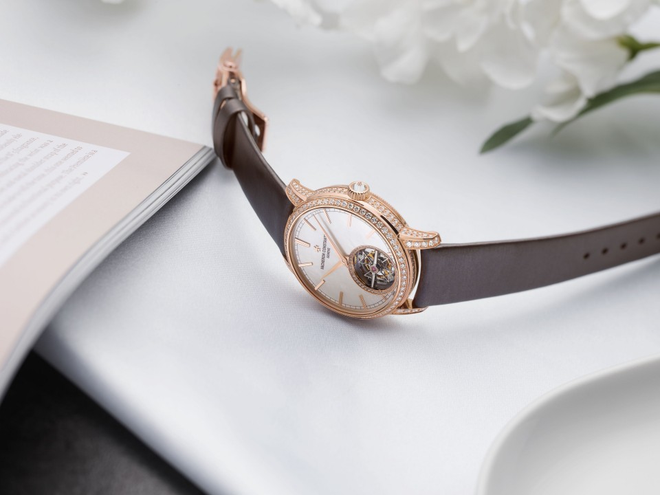 Other view - Lifestyle product photo - Watch - Traditionnelle tourbillon - 39 mm Pink Gold with Satin, Alligator leather straps