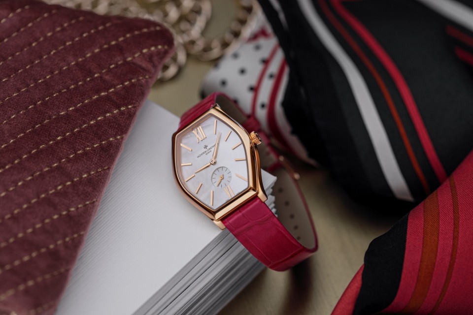 Other view - Lifestyle product photo - Watch - Malte manual-winding - 34.4x28.4 mm Pink Gold with Alligator leather strap