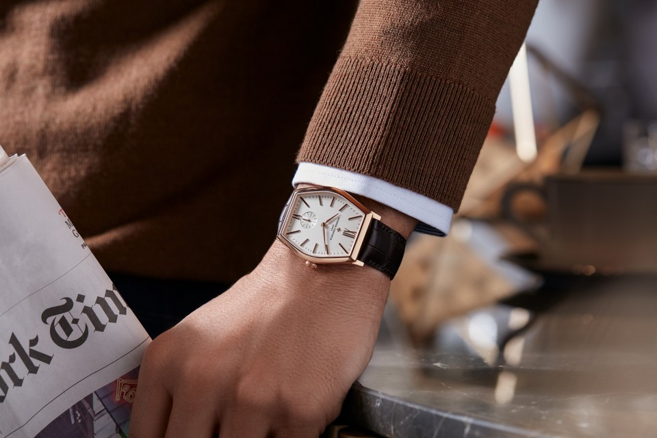 Other view - Lifestyle product photo - Watch - Malte manual-winding - 42 x 36.7 mm Pink Gold with Alligator leather strap