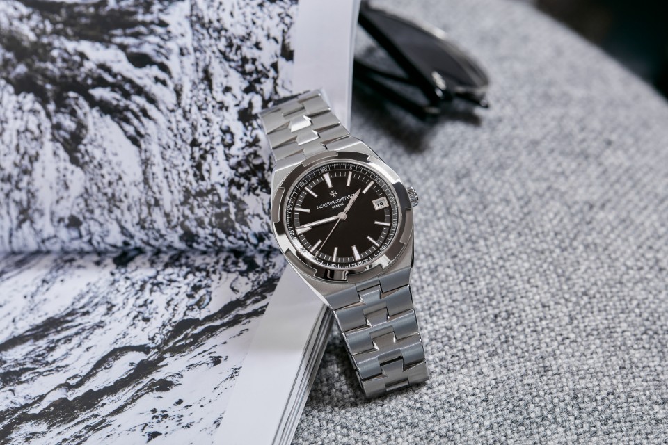 Other view - Lifestyle product photo - Watch - Overseas self-winding - 41 mm Steel with Rubber, Grained calfskin leather, Stainless steel straps