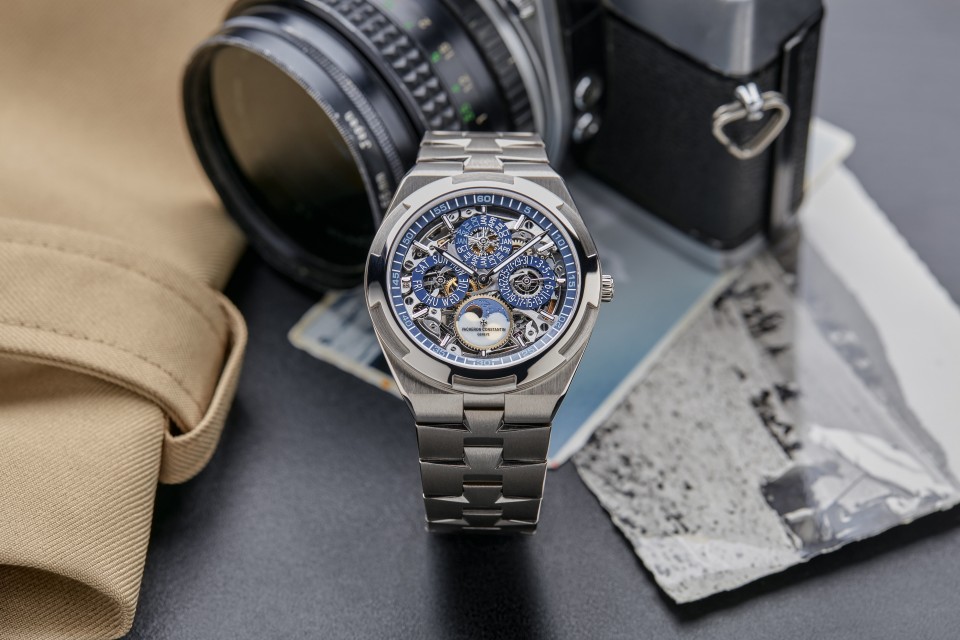 Other view - Lifestyle product photo - Watch - Overseas perpetual calendar ultra-thin skeleton - 41.5 mm White Gold with Rubber, White Gold, Grained calfskin leather straps