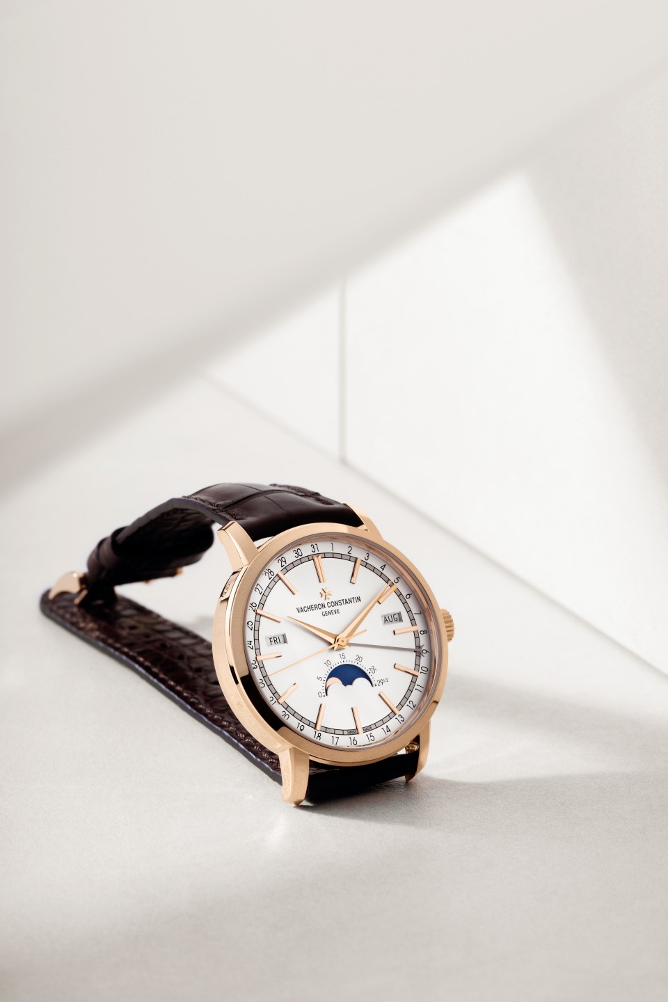 Other view - Lifestyle product photo - Watch - Traditionnelle complete calendar - 41 mm Pink Gold with Alligator leather strap