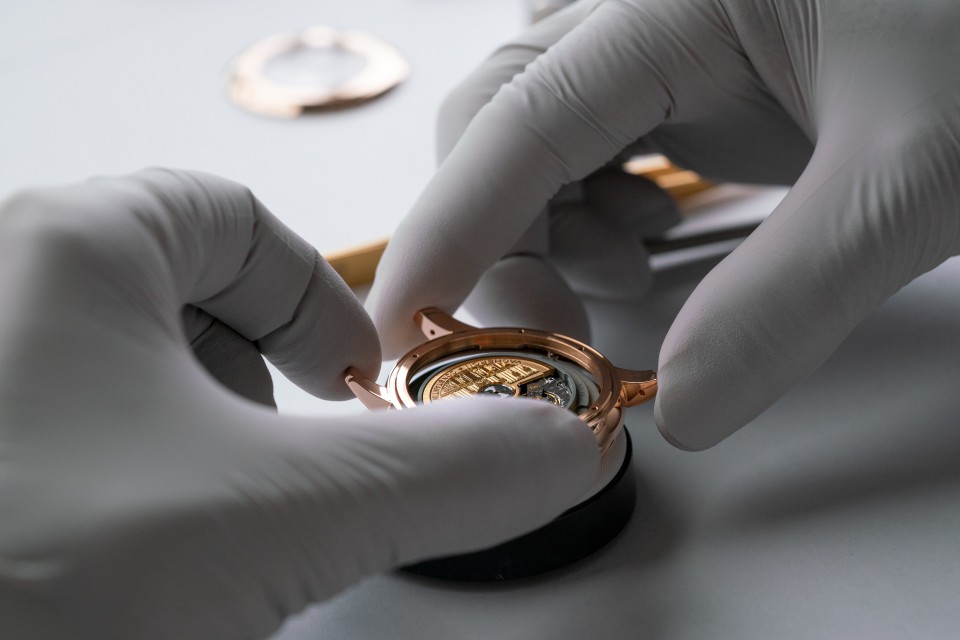Other view - Lifestyle product photo - Watch - Métiers d'Art Tribute to great civilisations - Lion de Darius - 42 mm Pink Gold with Alligator leather strap