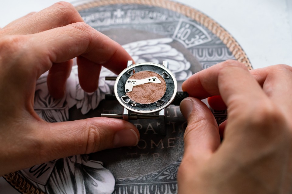 Other view - Lifestyle product photo - Watch - Métiers d'Art Tribute to great civilisations - Victoire de Samothrace - 42 mm White Gold with Alligator leather strap