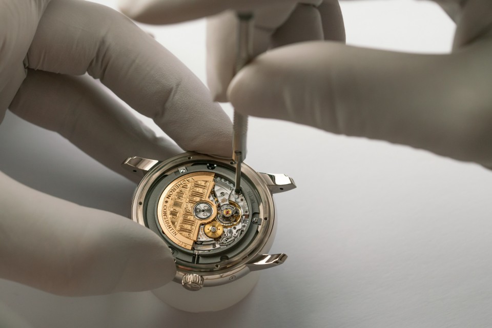 Other view - Lifestyle product photo - Watch - Métiers d'Art Tribute to great civilisations - Victoire de Samothrace - 42 mm White Gold with Alligator leather strap