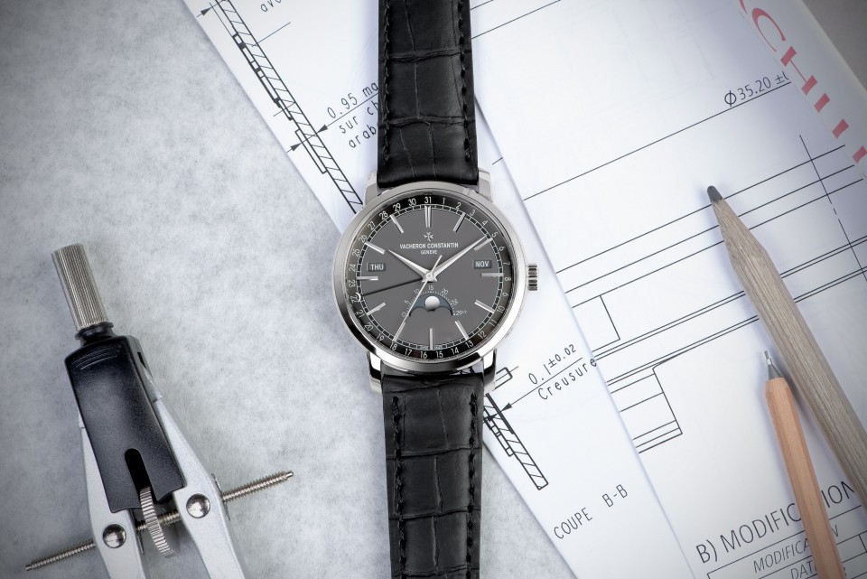 Other view - Lifestyle product photo - Watch - Traditionnelle complete calendar - 41 mm White Gold with Alligator leather strap