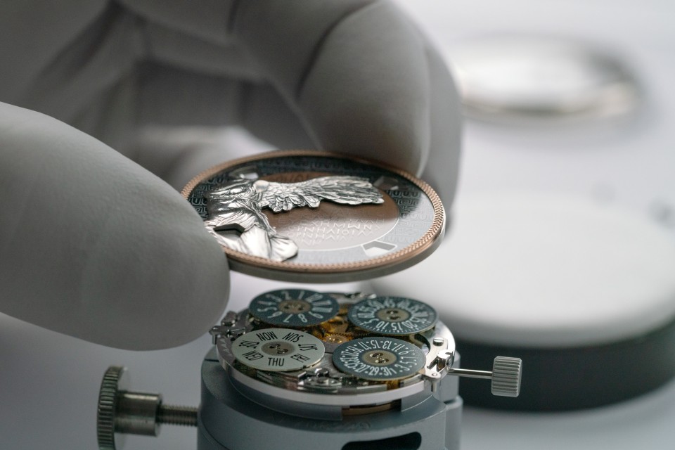 Other view - Lifestyle product photo - Watch - Métiers d'Art Tribute to great civilisations - Victoire de Samothrace - 42 mm White Gold with Alligator leather strap