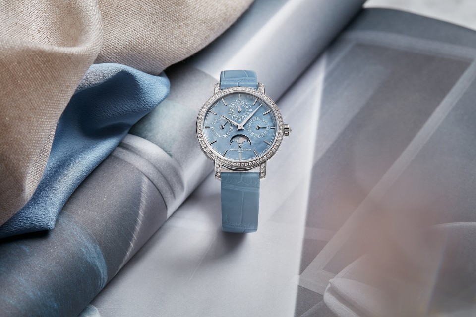 Other view - Lifestyle product photo - Watch - Traditionnelle perpetual calendar ultra-thin - 36.5 mm White Gold with Alligator leather strap