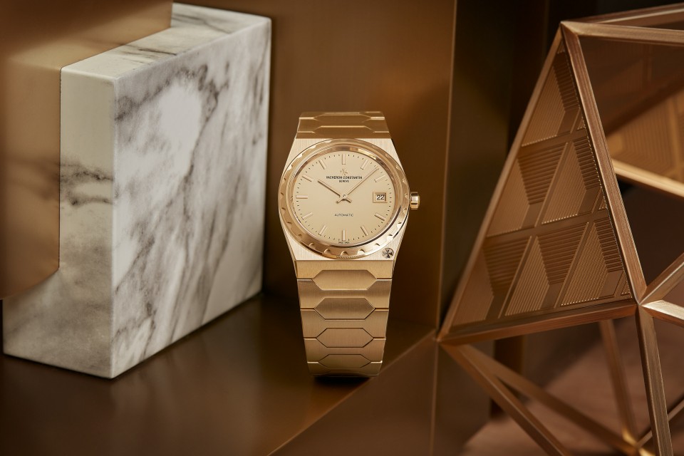 Other view - Lifestyle product photo - Watch - Historiques 222 - 37 mm Yellow Gold with yellow gold strap