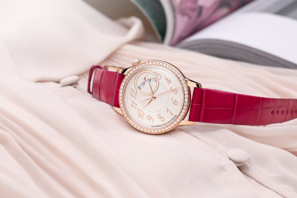 Other view - Lifestyle product photo - Watch - Égérie self-winding. - 35 mm Pink Gold with Alligator leather strap