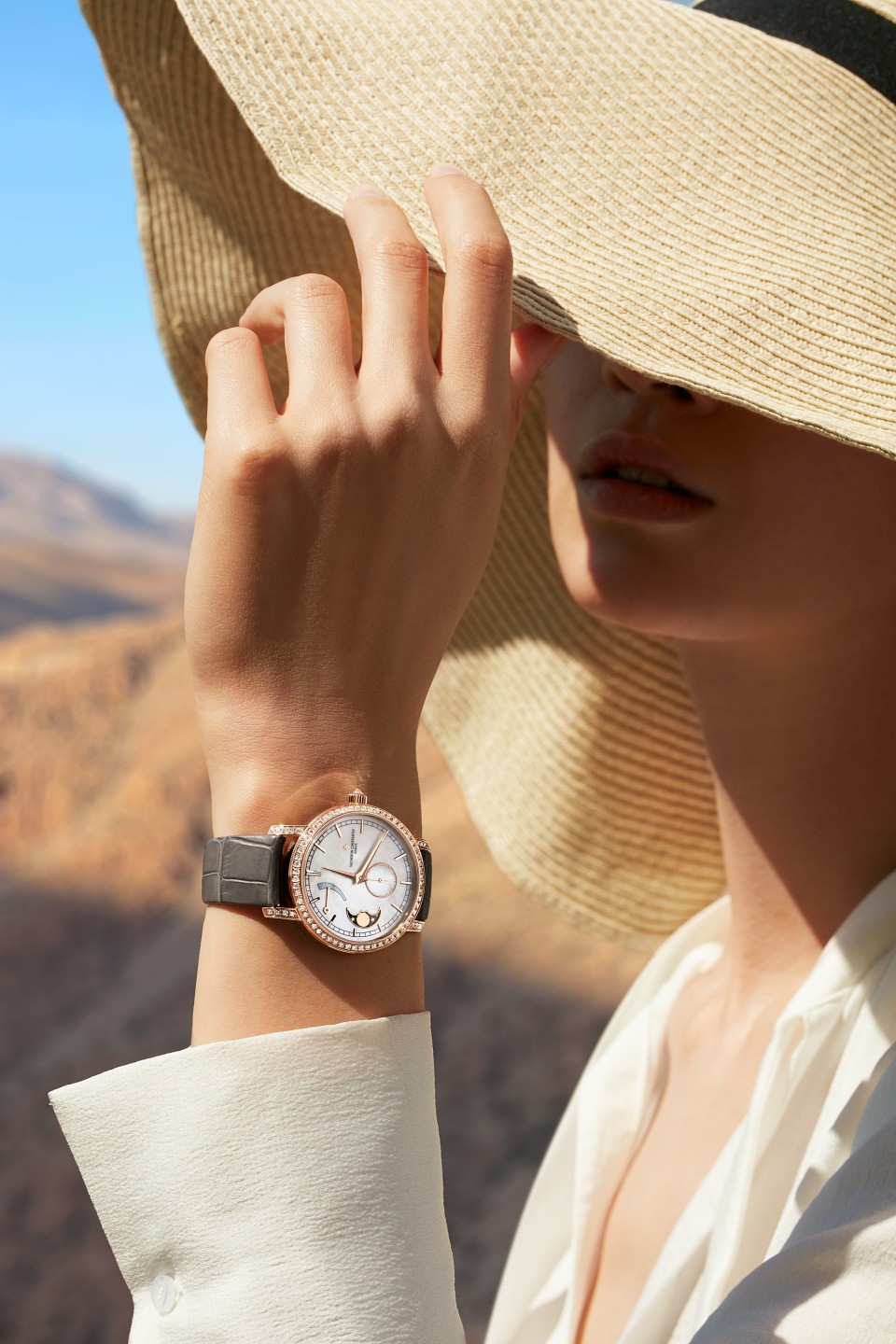 Other view - Lifestyle product photo - Watch - Traditionnelle moon phase - 36 mm Pink Gold with Alligator leather strap