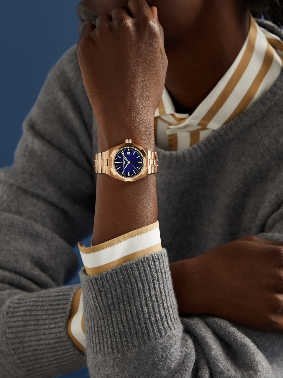  - Lifestyle product photo - Watch - Overseas self-winding - 34.5 mm Pink Gold with Grained calfskin leather, 18K pink gold, Rubber straps