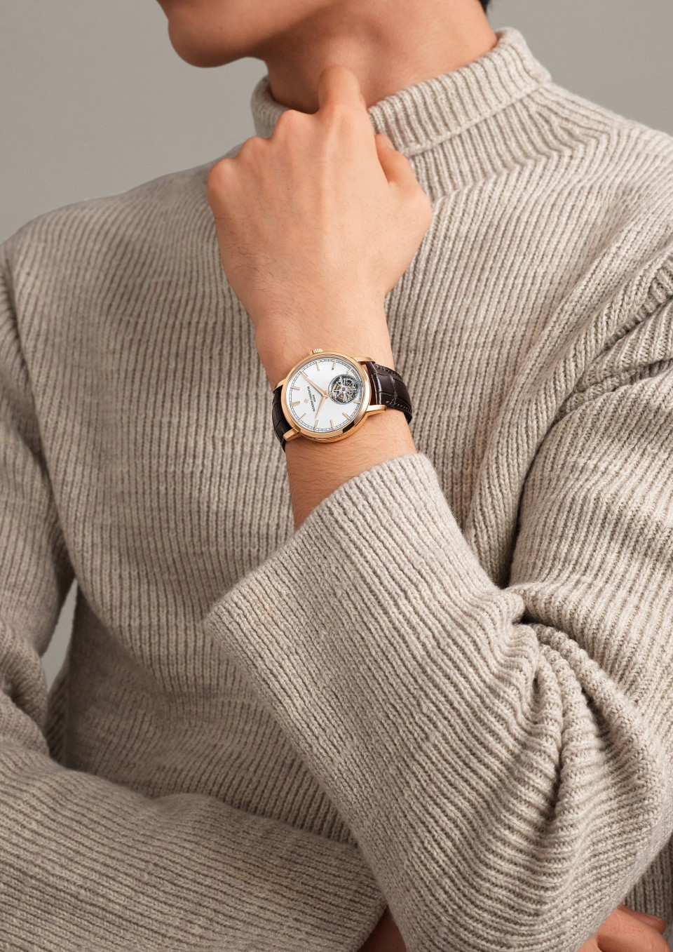  - Lifestyle product photo - Watch - Traditionnelle tourbillon - 41 mm Pink Gold with Alligator leather strap