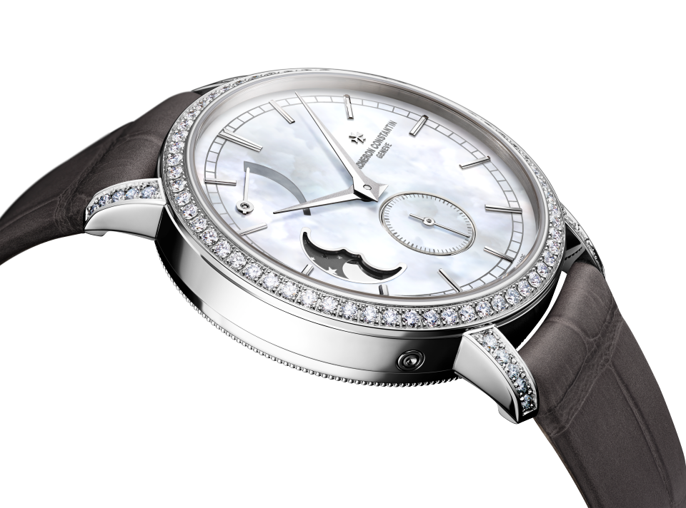 3/4 view - Packshot - Watch - Traditionnelle moon phase - 36 mm White Gold with Alligator leather strap