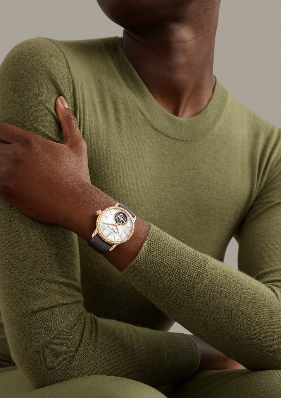  - Lifestyle product photo - Watch - Traditionnelle tourbillon - 39 mm Pink Gold with Satin, Alligator leather straps