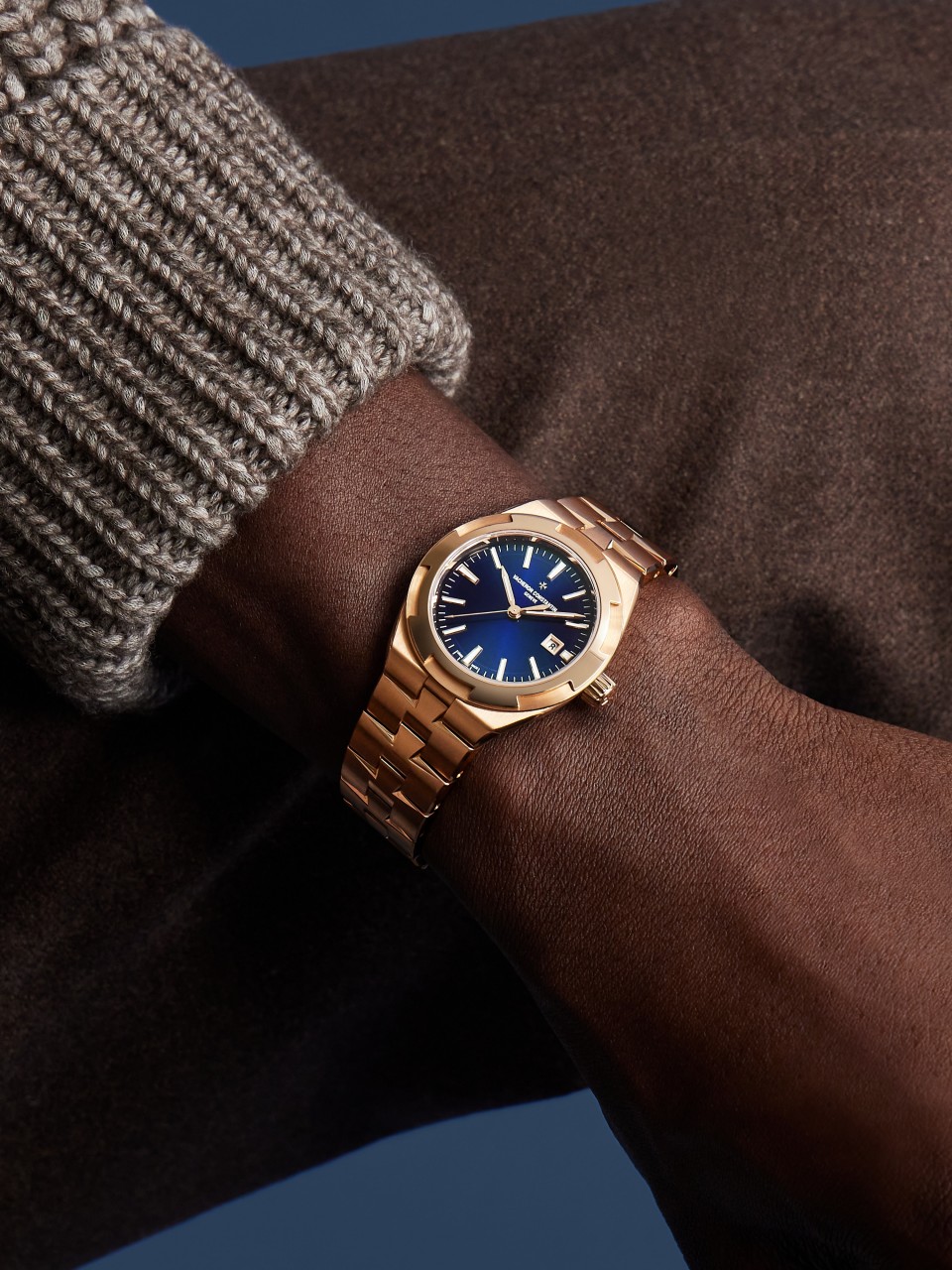  - Lifestyle product photo - Watch - Overseas self-winding - 34.5 mm Pink Gold with Grained calfskin leather, 18K pink gold, Rubber straps