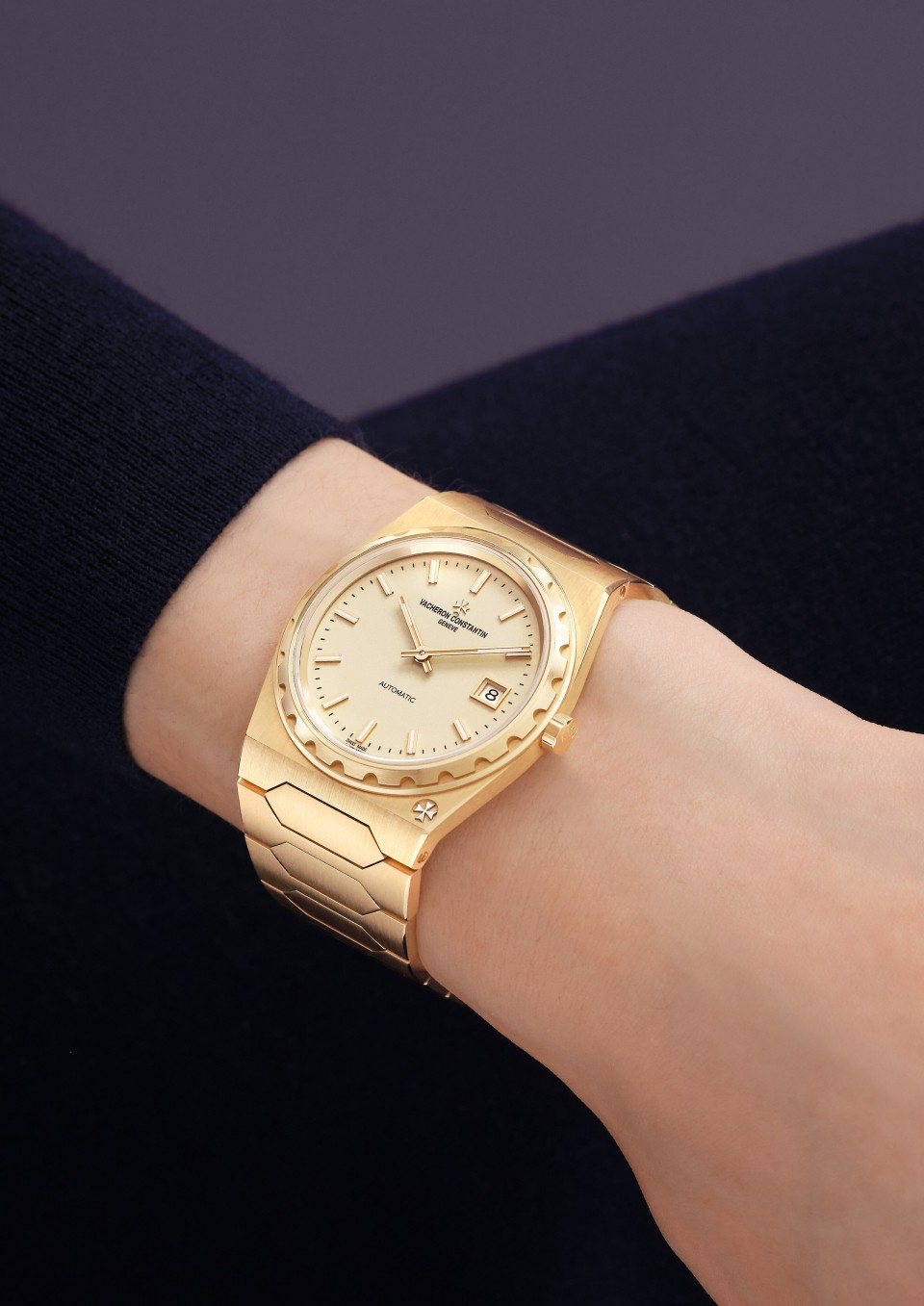  - Lifestyle product photo - Watch - Historiques 222 - 37 mm Yellow Gold with yellow gold strap