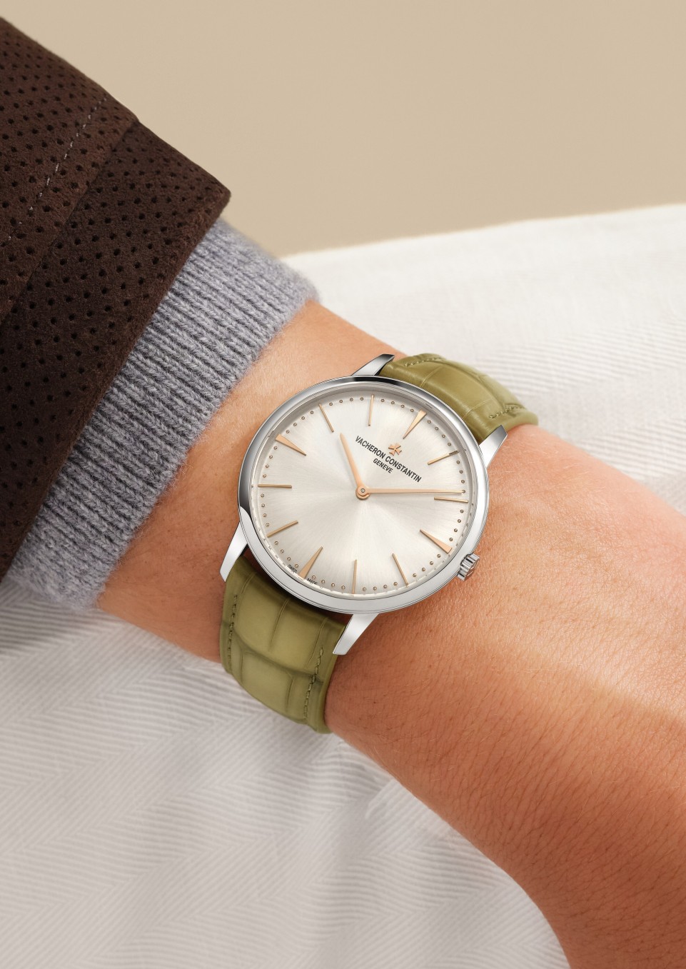  - Lifestyle product photo - Watch - Patrimony manual-winding - 39 mm White Gold with Alligator leather strap