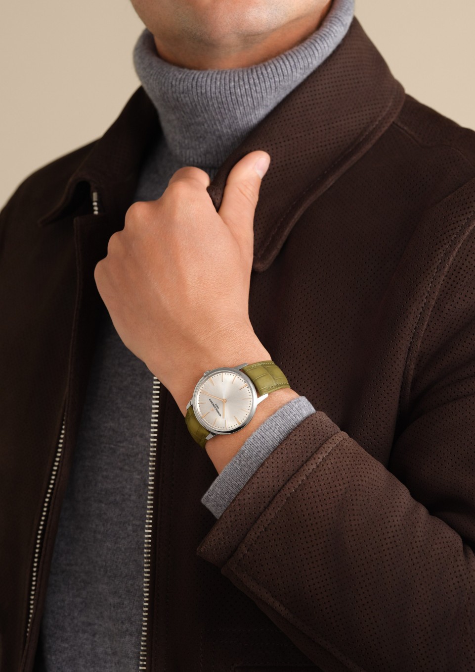  - Lifestyle product photo - Watch - Patrimony manual-winding - 39 mm White Gold with Alligator leather strap