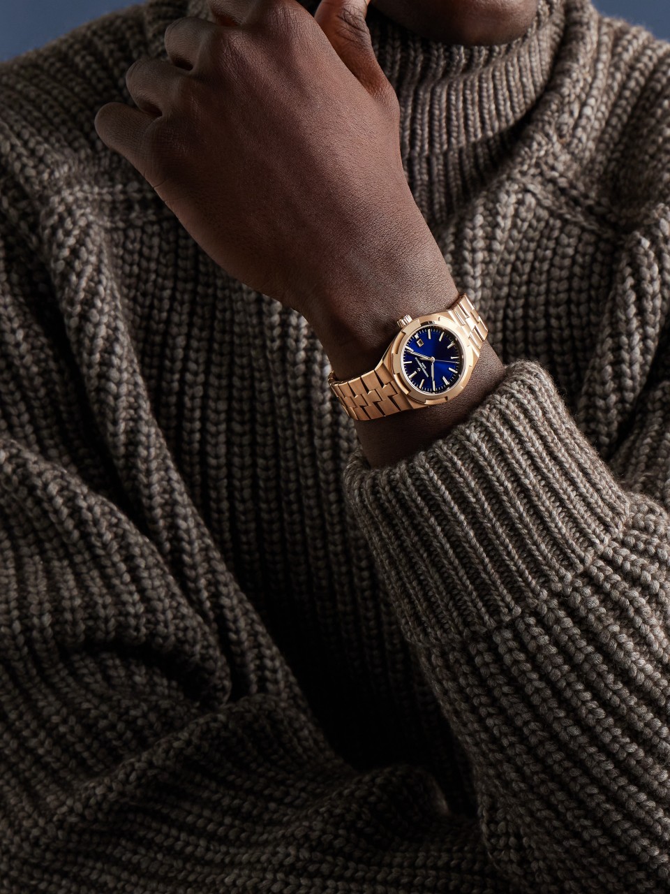  - Lifestyle product photo - Watch - Overseas self-winding - 34.5 mm Pink Gold with Grained calfskin leather, 18K pink gold, Rubber straps