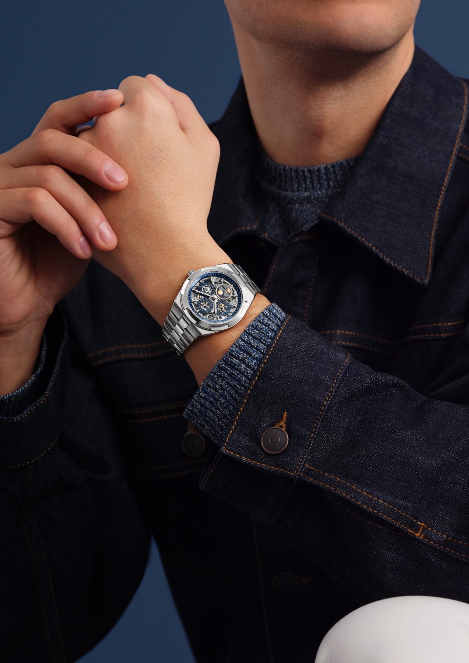  - Lifestyle product photo - Watch - Overseas perpetual calendar ultra-thin skeleton - 41.5 mm White Gold with Rubber, White Gold, Grained calfskin leather straps