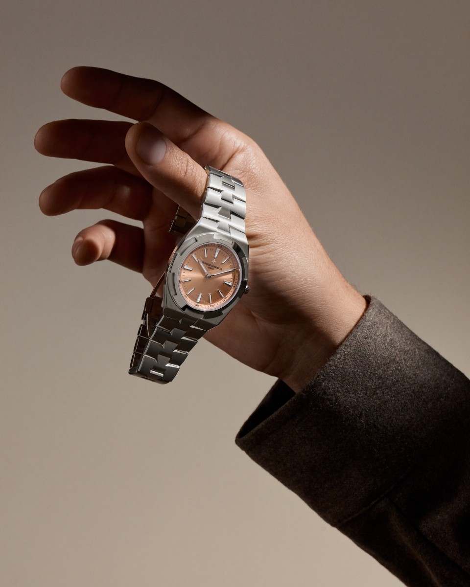 Alternative view - Lifestyle product photo - Watch - Overseas self-winding ultra-thin - 39.5 mm Platinum with Rubber, Alligator leather, 950 platinum straps