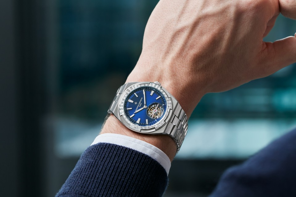 Other view - Lifestyle product photo - Watch - Overseas tourbillon high jewellery - 42.5 mm White Gold with Grained calfskin leather, White Gold, Rubber straps