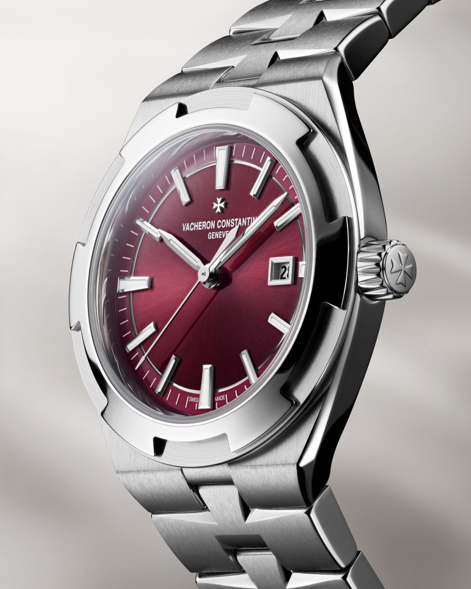 3/4 view - Image - Watch - Overseas self-winding - 34.5 mm Steel with Alligator leather, Rubber, Stainless steel straps