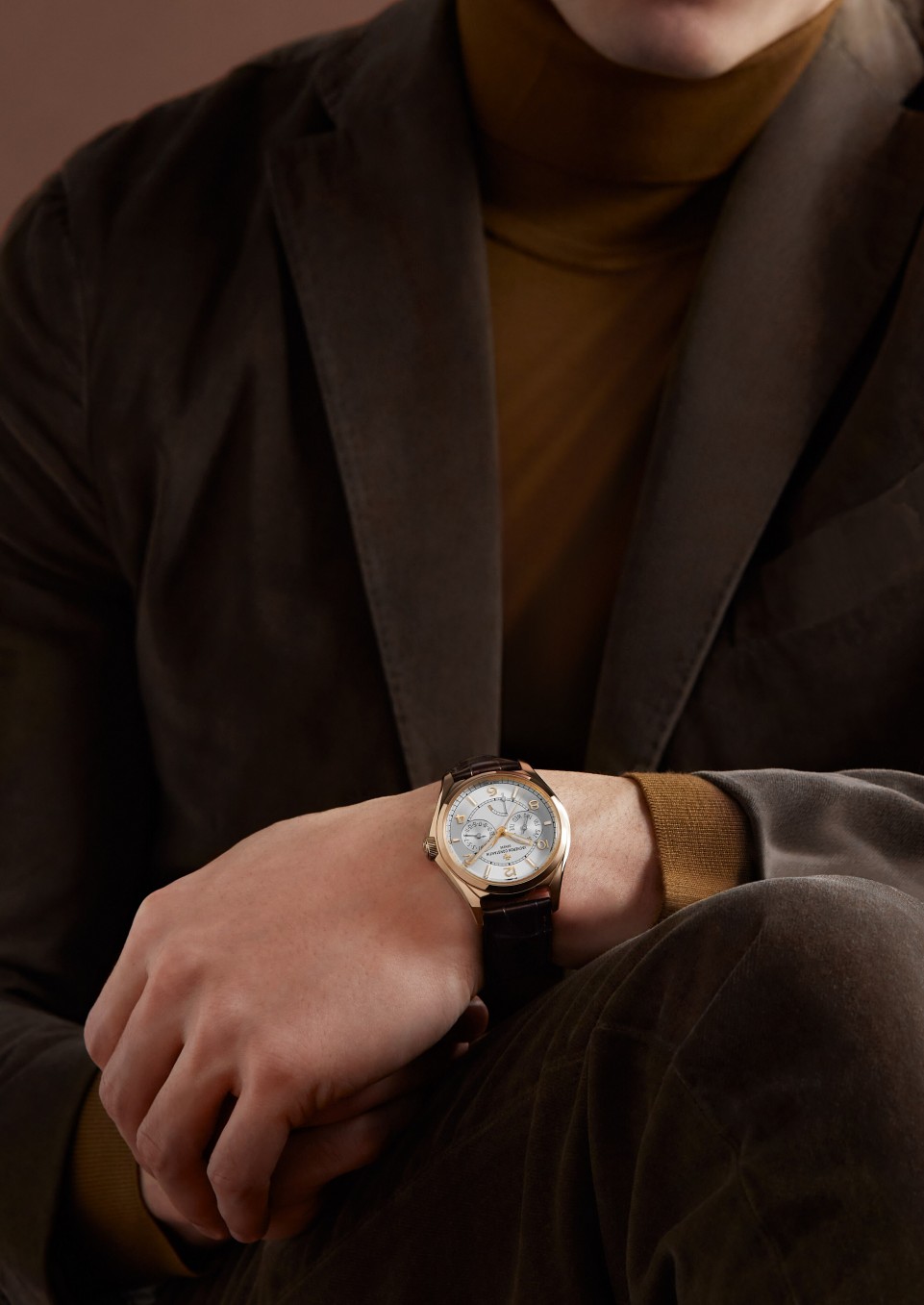  - Lifestyle product photo - Watch - Fiftysix day-date - 40 mm Pink Gold with Alligator leather strap