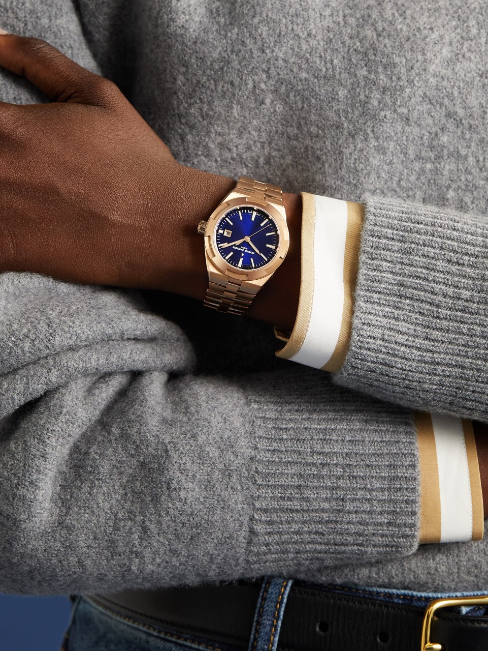  - Lifestyle product photo - Watch - Overseas self-winding - 34.5 mm Pink Gold with Grained calfskin leather, 18K pink gold, Rubber straps