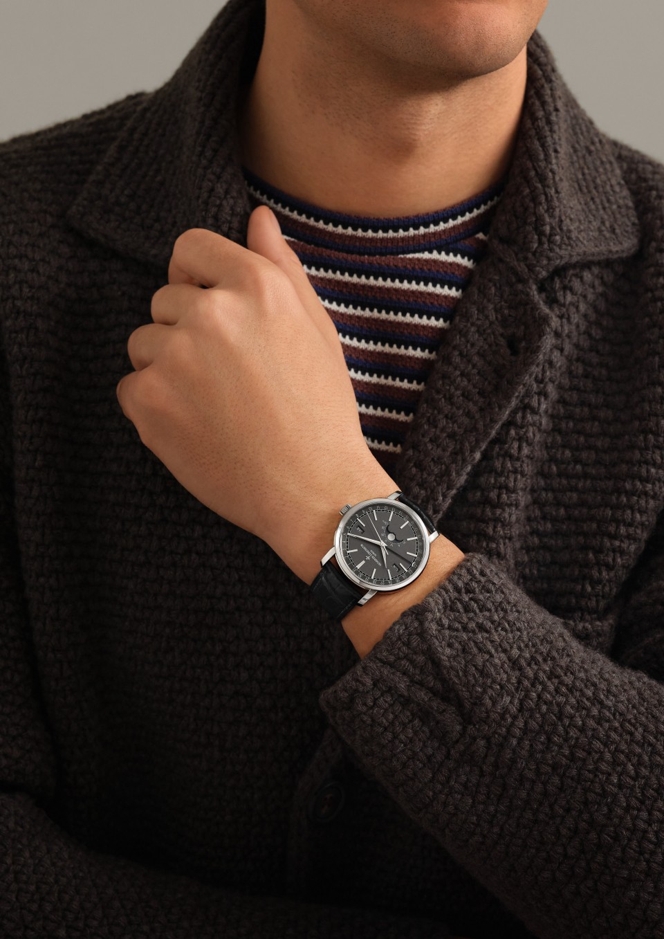  - Lifestyle product photo - Watch - Traditionnelle complete calendar - 41 mm White Gold with Alligator leather strap