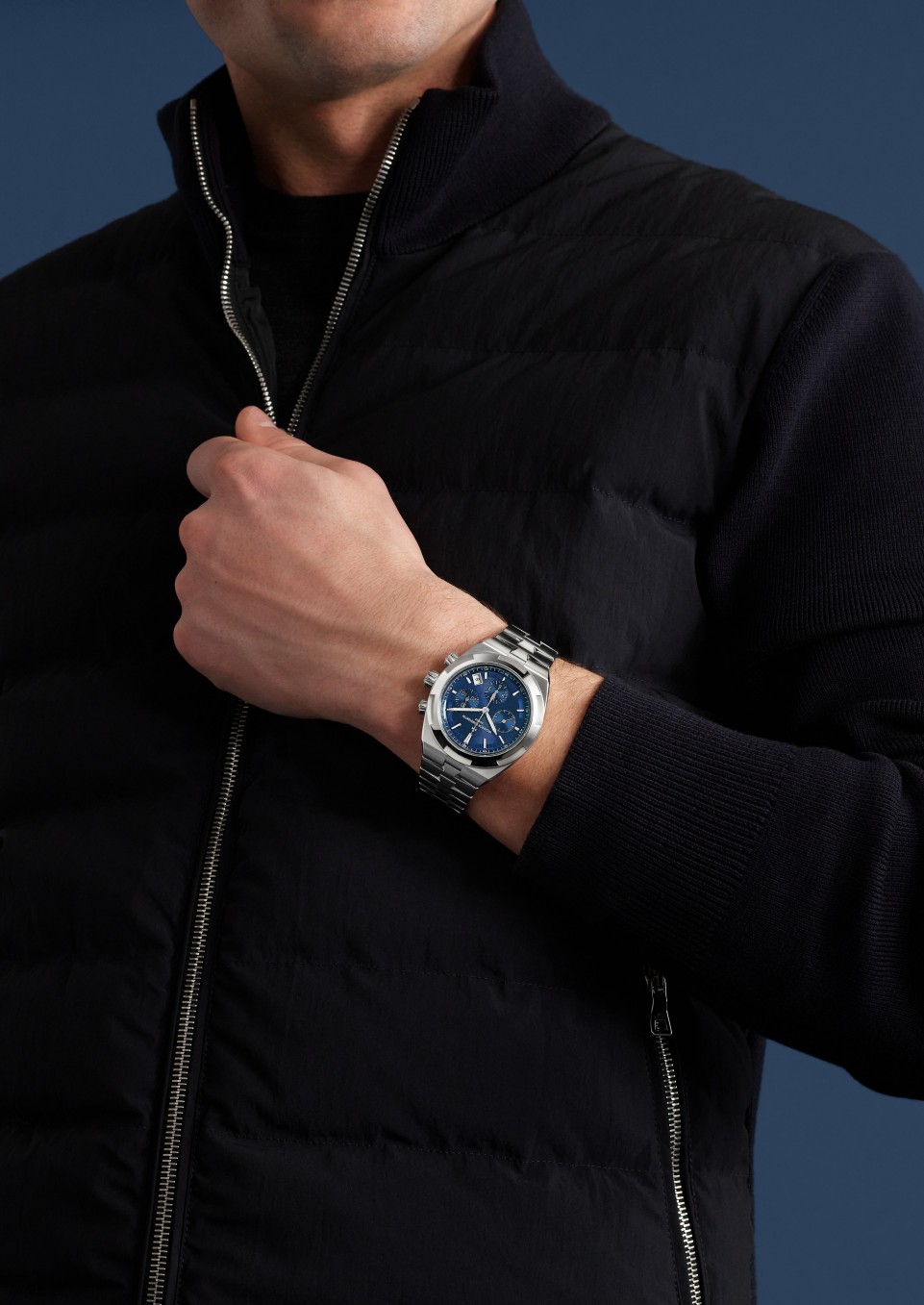  - Lifestyle product photo - Watch - Overseas chronograph - 42.5 mm Steel with Grained calfskin leather, Stainless steel, Rubber straps