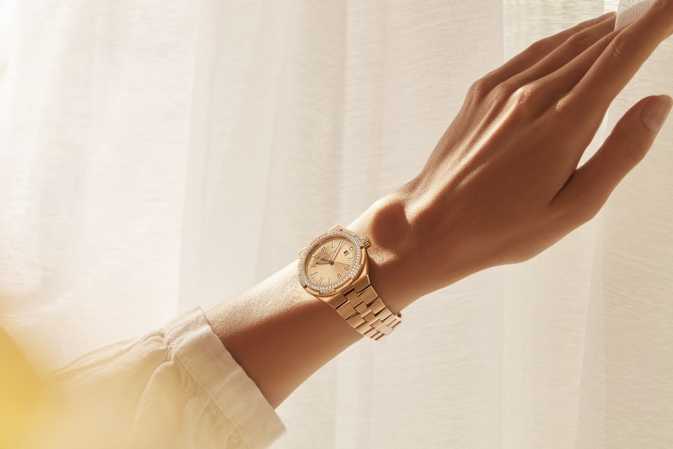 Other view - Lifestyle product photo - Watch - Overseas self-winding - 35 mm Pink Gold with Calfskin leather, 18K pink gold, Rubber straps