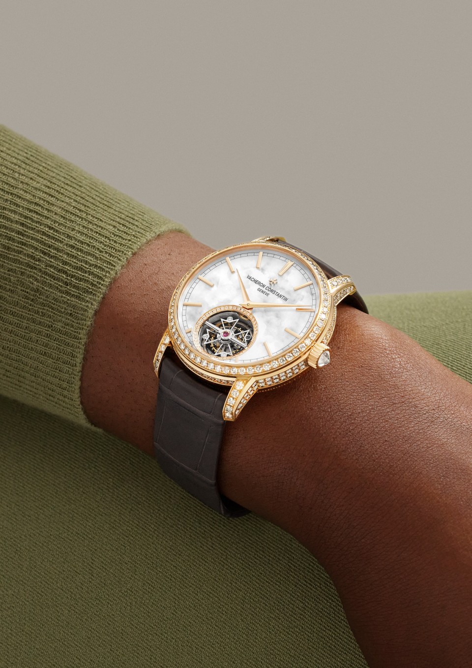  - Lifestyle product photo - Watch - Traditionnelle tourbillon - 39 mm Pink Gold with Satin, Alligator leather straps