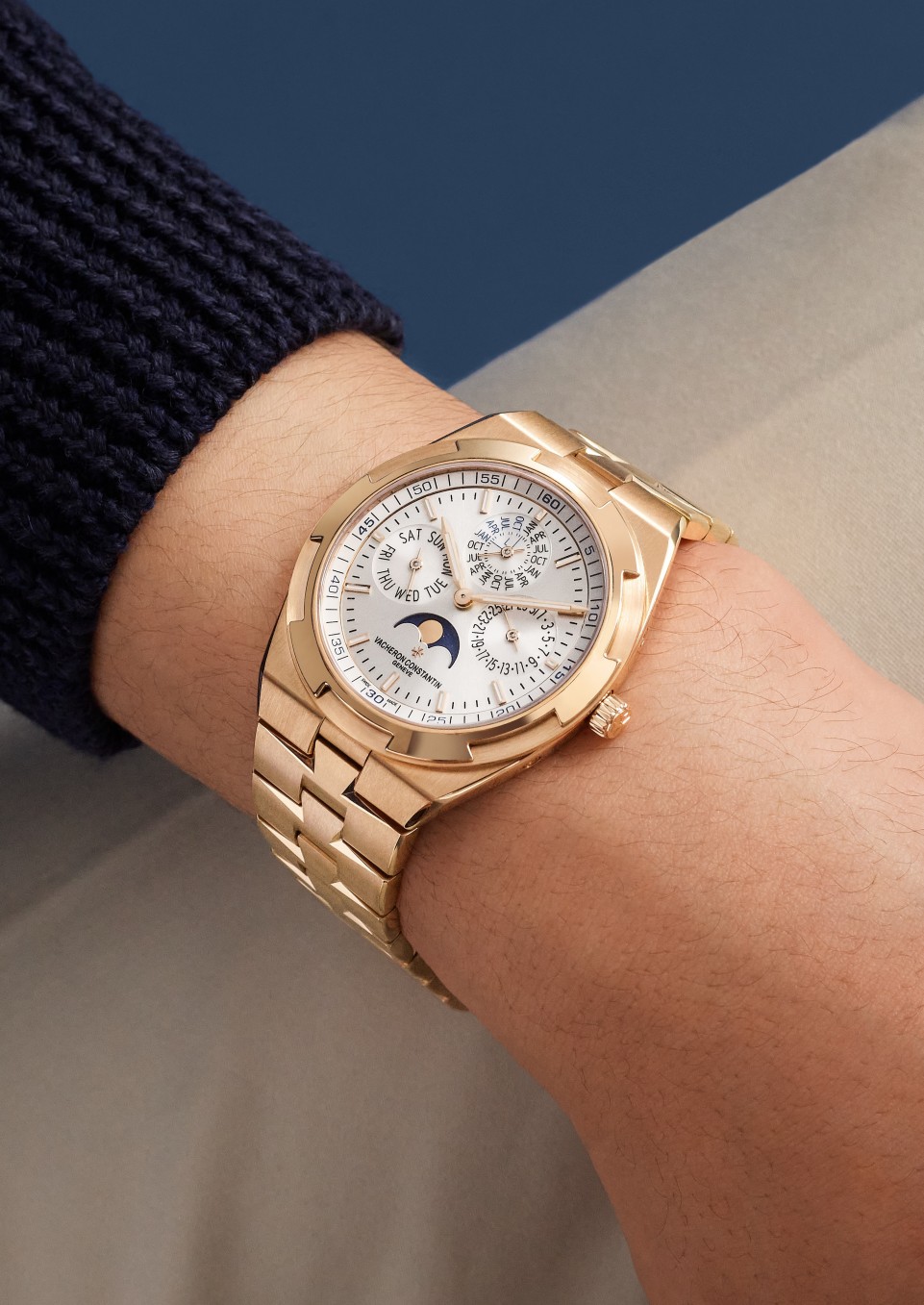  - Lifestyle product photo - Watch - Overseas perpetual calendar ultra-thin - 41.5 mm Pink Gold with 18K pink gold, Rubber, Grained calfskin leather straps