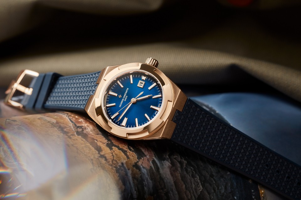 Alternative view - Lifestyle product photo - Watch - Overseas self-winding - 34.5 mm Pink Gold with Grained calfskin leather, 18K pink gold, Rubber straps