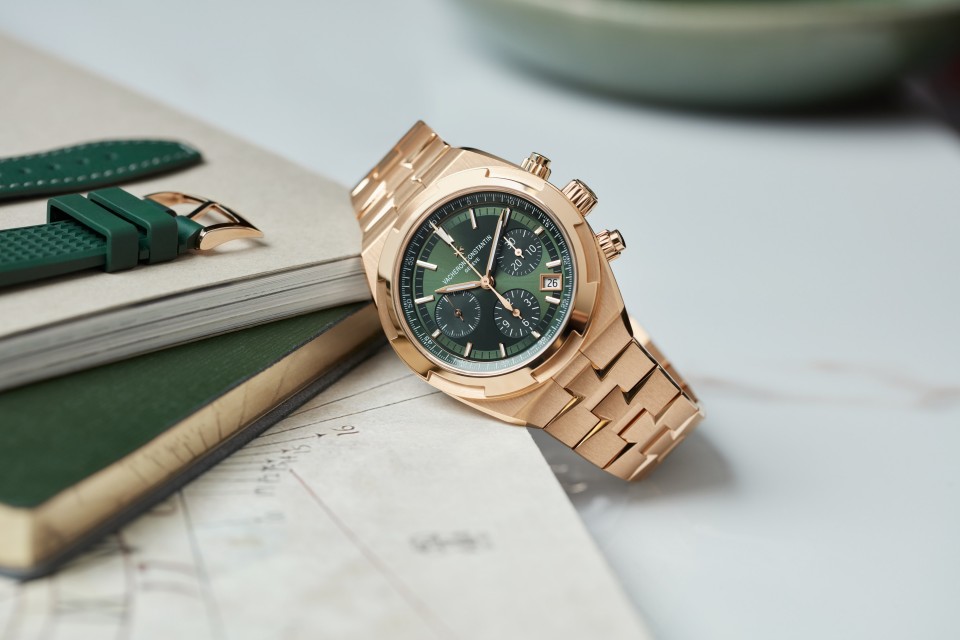 Other view - Lifestyle product photo - Watch - Overseas chronograph - 42.5 mm Pink Gold with Grained calfskin leather, 18K pink gold, Rubber straps