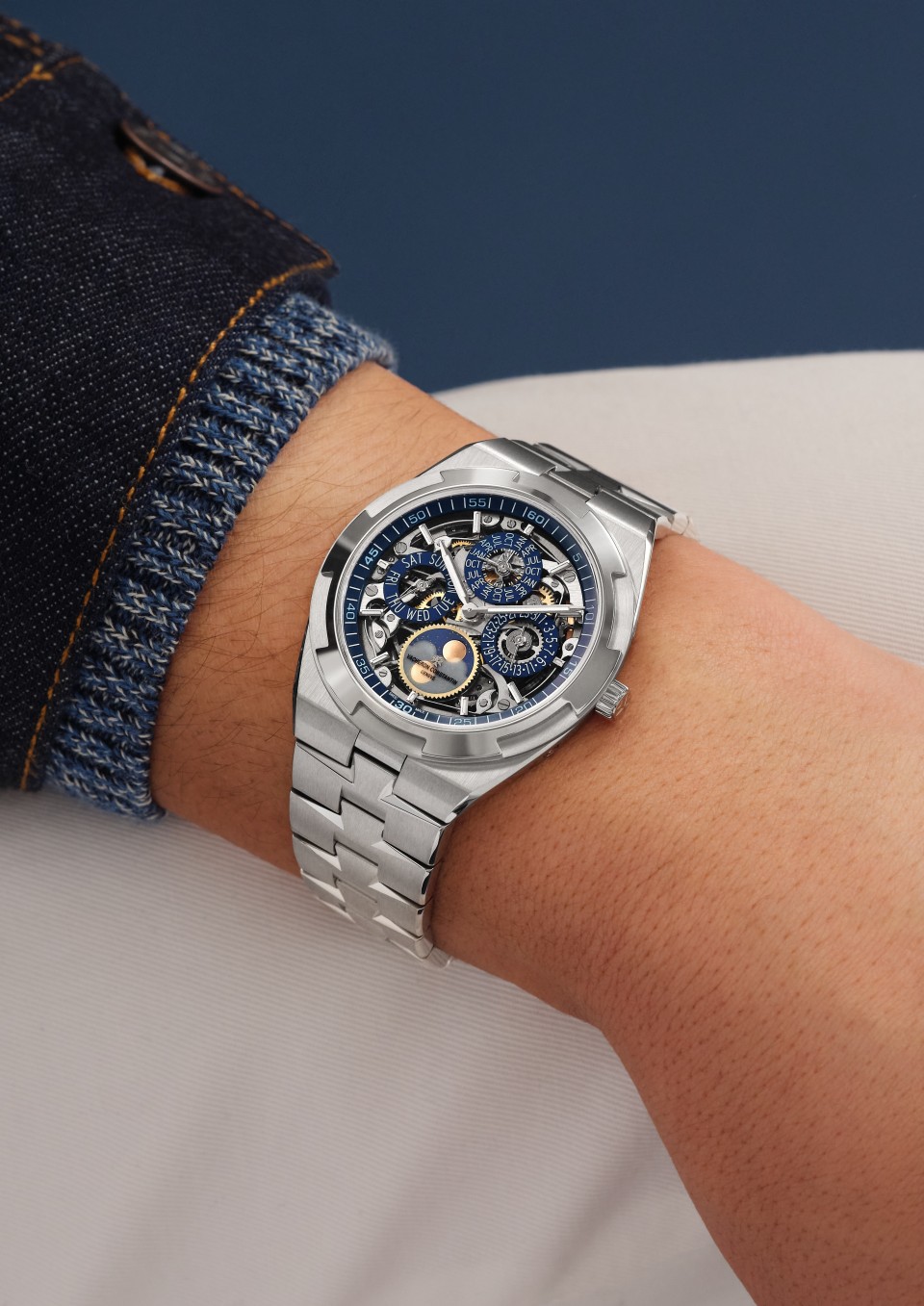  - Lifestyle product photo - Watch - Overseas perpetual calendar ultra-thin skeleton - 41.5 mm White Gold with Rubber, White Gold, Grained calfskin leather straps