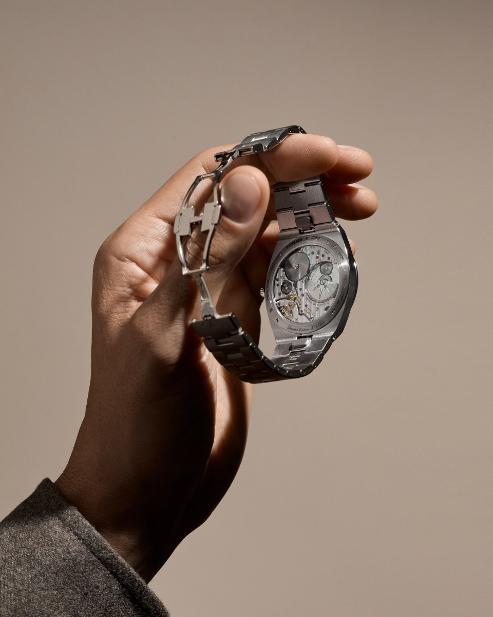 Alternative view - Lifestyle product photo - Watch - Overseas self-winding ultra-thin - 39.5 mm Platinum with Rubber, Alligator leather, 950 platinum straps