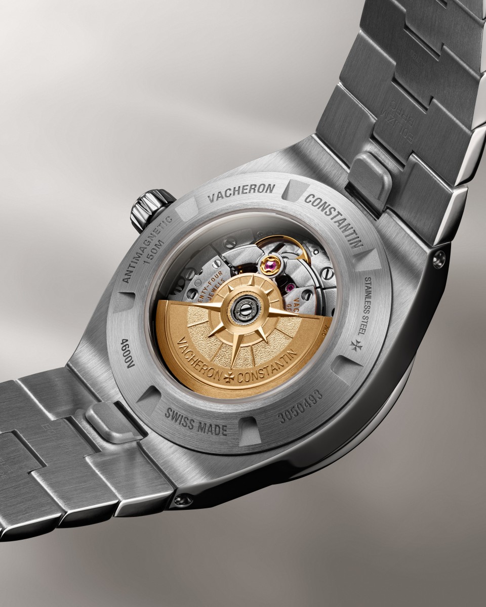 3/4 view - Image - Watch - Overseas self-winding - 34.5 mm Steel with Alligator leather, Rubber, Stainless steel straps