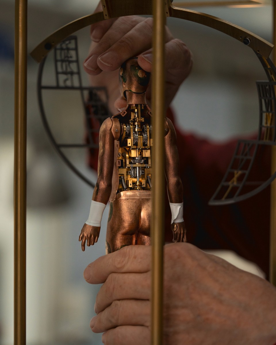 Image representing a hand that manipulates the head of the automaton