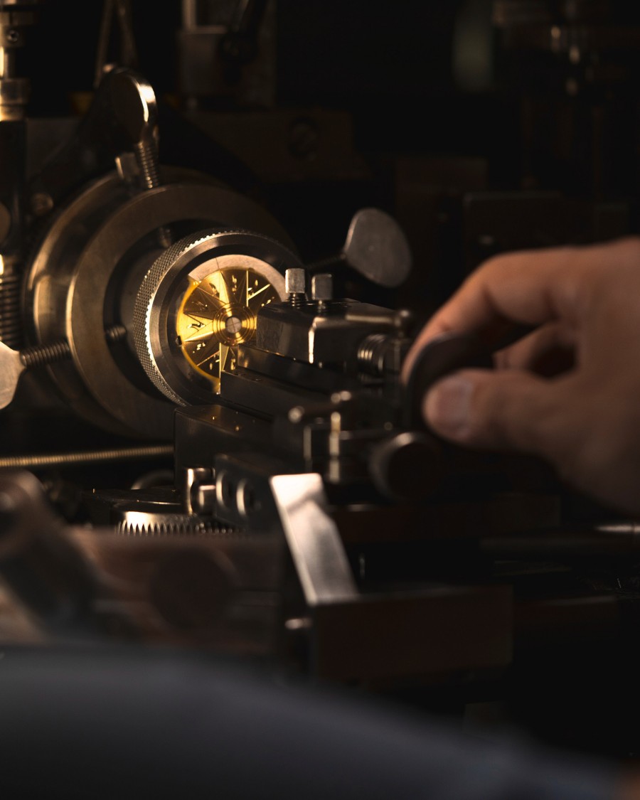 Image illustarting a machine that manipulates a gold circle