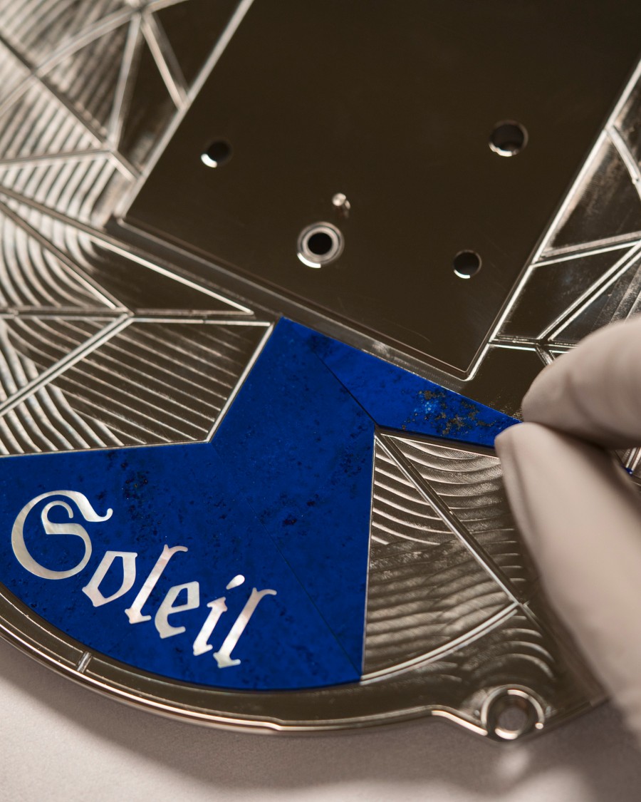 Image illustarting a glove that touches a blue component with "Soleil" written on it