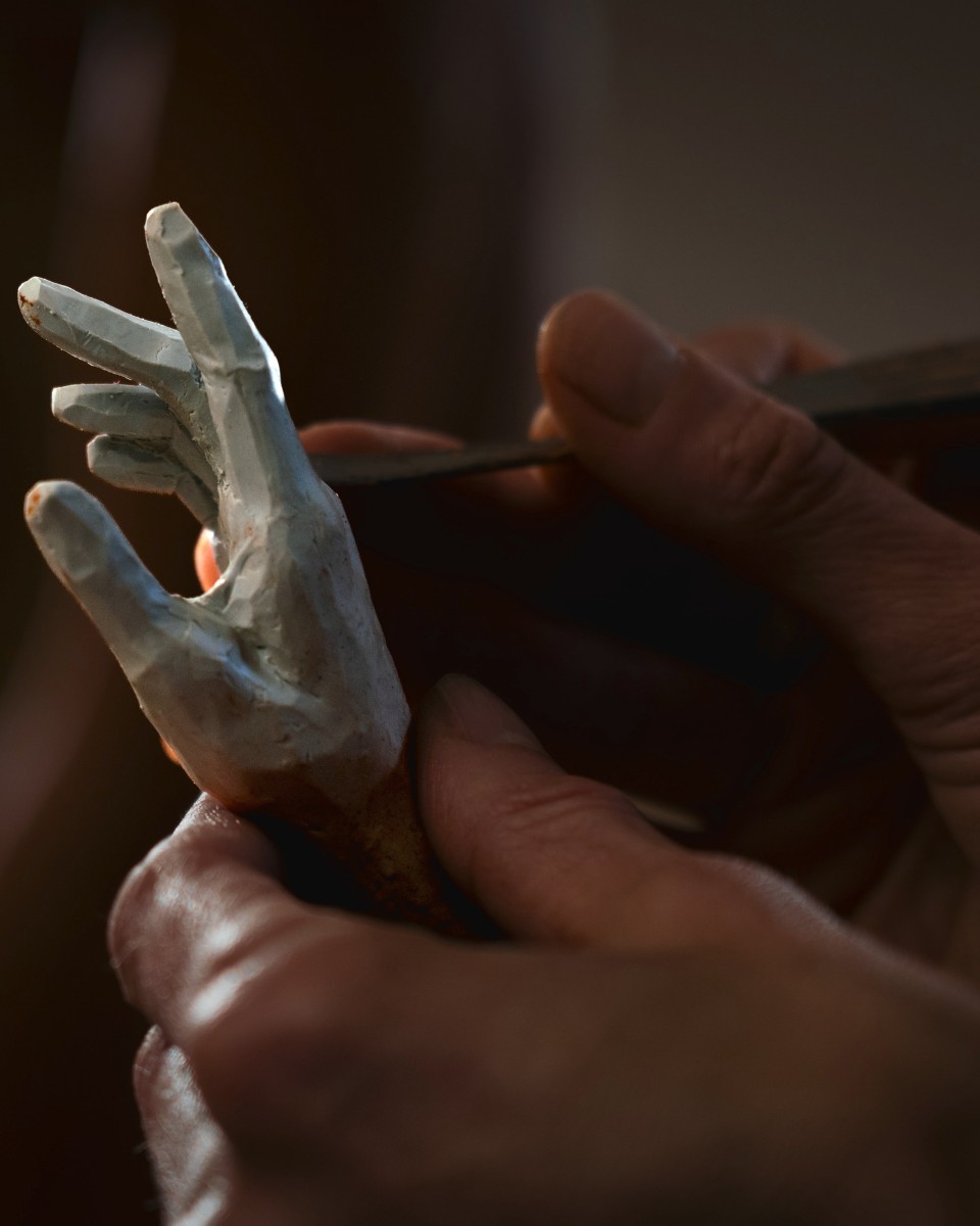 Image representing a hand sculpted by a hand 