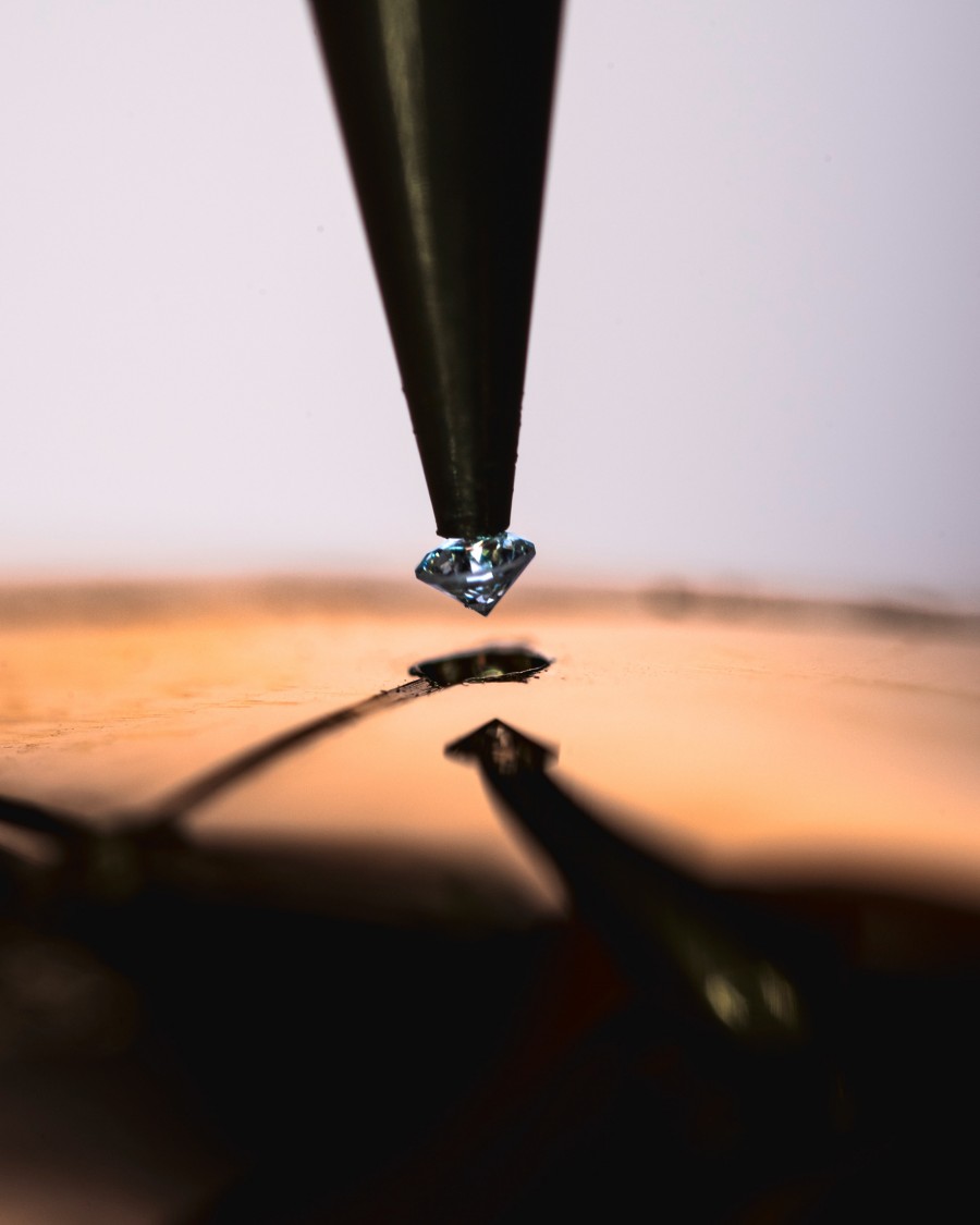 Image illustarting a tool with a diamond at the end
