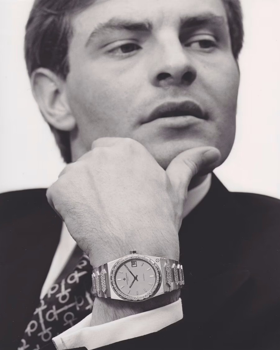 Black and white image of a man wearing a Historiques 222 watch 