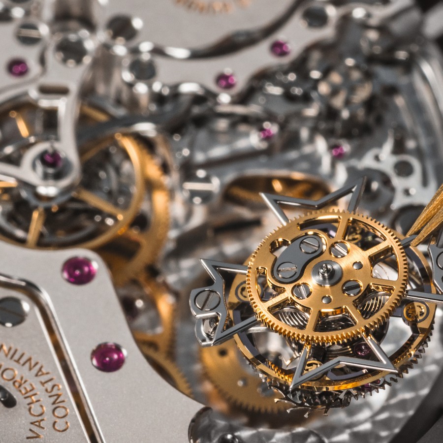 Complex miniaturization of a watch mechanism zoomed up